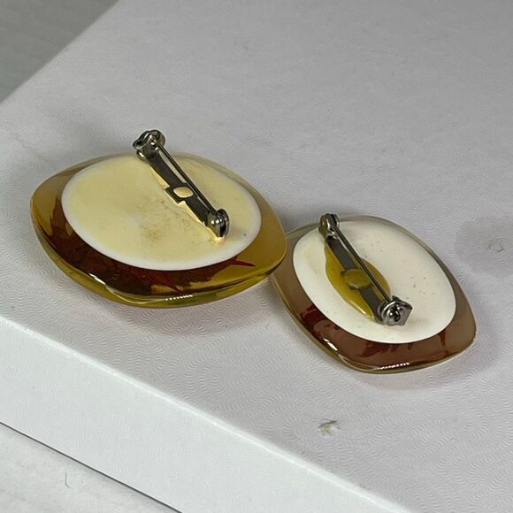 Lot of 2 vintage acrylic maple leaf brooches - Picture 2 of 7